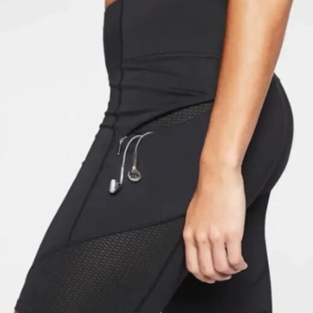 Athleta Women's Contender 9" Black Bike Shorts Zip Pockets Run Gym Yoga! Size S